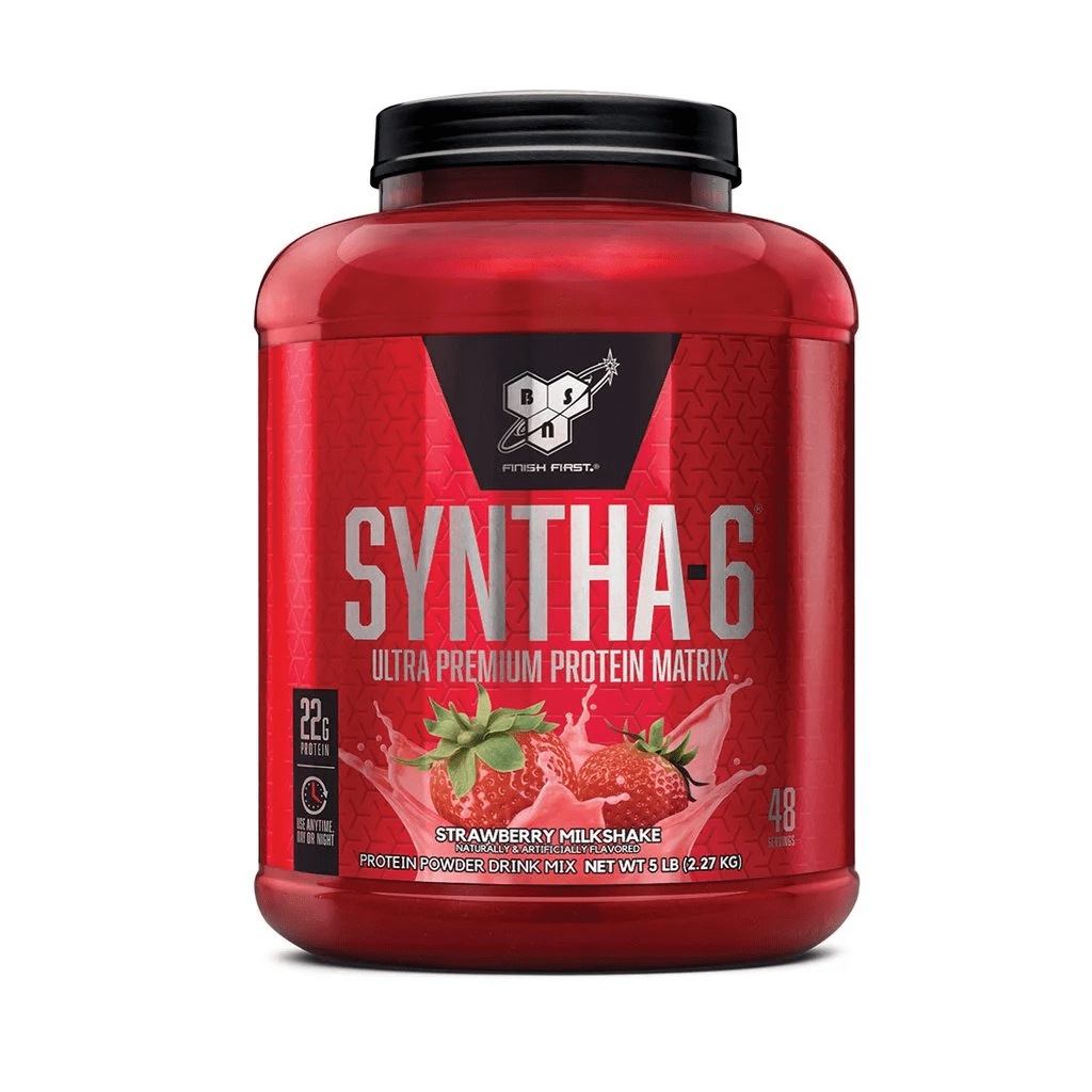 Bote de proteína BSN Syntha-6 sabor chocolate de 2.27 kg con cuchara dosificadora sobre fondo blanco.